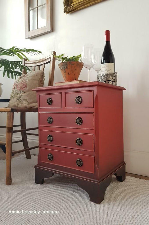 Dixie Belle Paint Barn Red Chalk Mineral Paint is the perfect paint for any DIY project! Red chalk painted side table that was blended with darker chalk paint to create an ombre appearance. Staged with a wine bottle.
