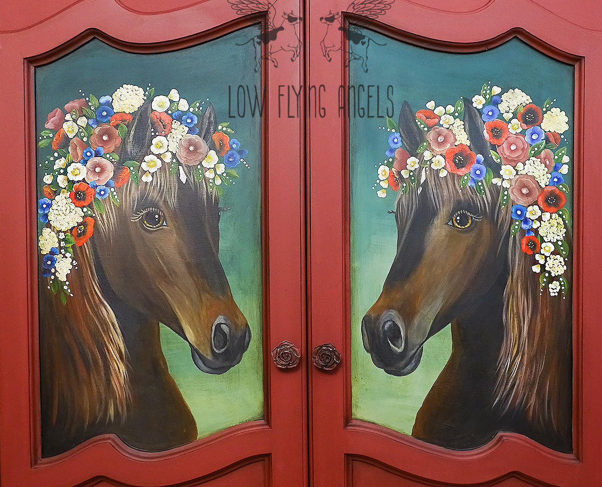 Dixie Belle Paint Chocolate Chalk Mineral Paint is the perfect paint for any DIY project!
Red Doors with panels has hand painted horses using Chocolate Chalk Mineral Paint to do so, with Dewy Morning Transfer on the horses head.