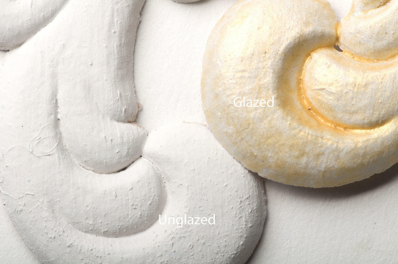 Dixie Belle Paint Gold Shimmer Glaze. A wooden applique showing side by side comparison of unglazed and glazed with Gold Shimmer Glaze.