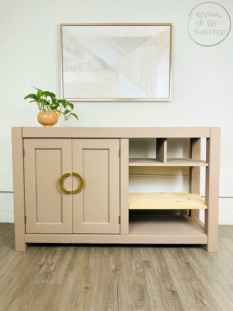 Dixie Belle Paint Mud Puddle Chalk Mineral Paint is the perfect paint for any DIY project! Console table painted in Dixie Belle Paint Mud Puddle Chalk Mineral Paint. Staged with vase and plant.