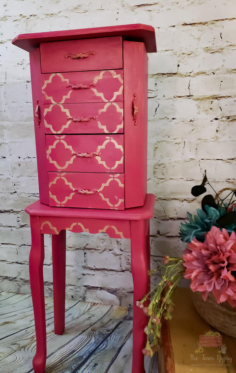 Dixie Belle Paint Peony Chalk Mineral Paint is the perfect paint for any DIY project! Pink chalk painted jewelry stand with gold patterns painted on the front