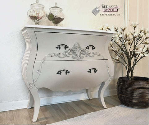 Dixie Belle Paint Sand Bar Chalk Mineral Paint  is the perfect paint for any DIY project! A vintage bedside table painted in sand bar with a transfer on the front right side.