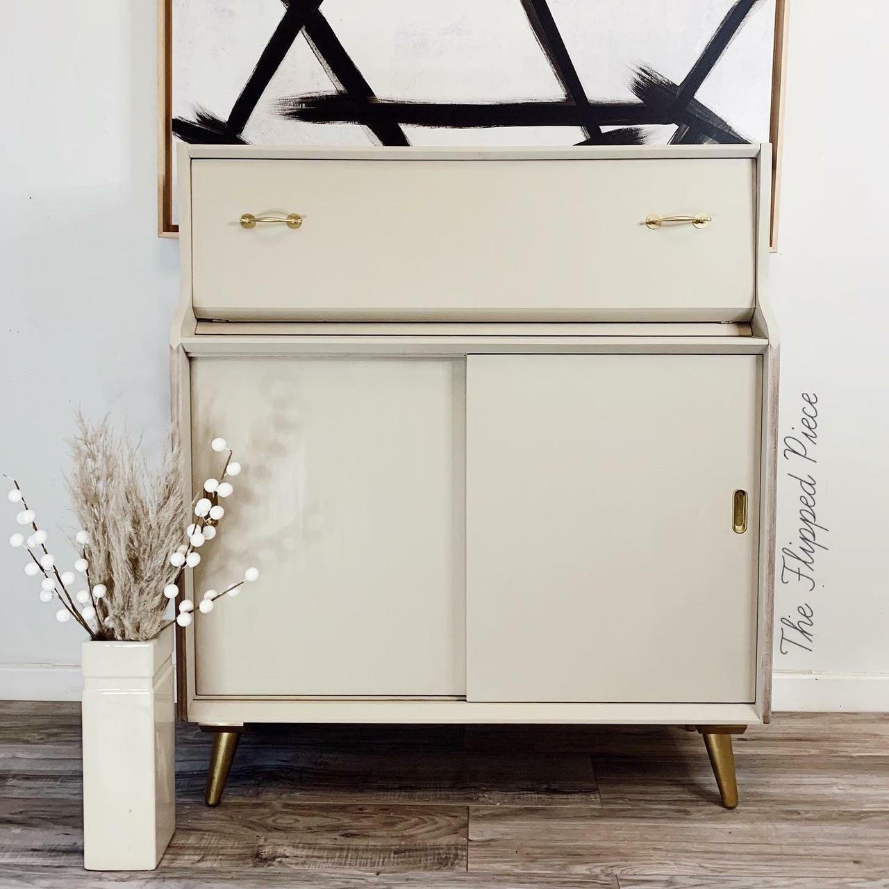 Dixie Belle Paint Sand Bar Chalk Mineral Paint is the perfect paint for any DIY project! An MCM dresser that is painted in sand bar.