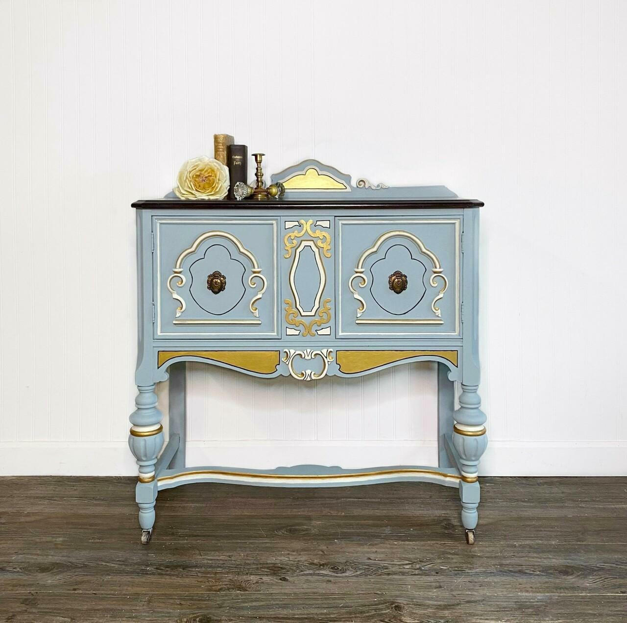 Dixie Belle Paint Savannah Mist Chalk Mineral Paint is the perfect paint for any DIY project! This end table is painted in the light blue color, savannah mist, with golden accents.