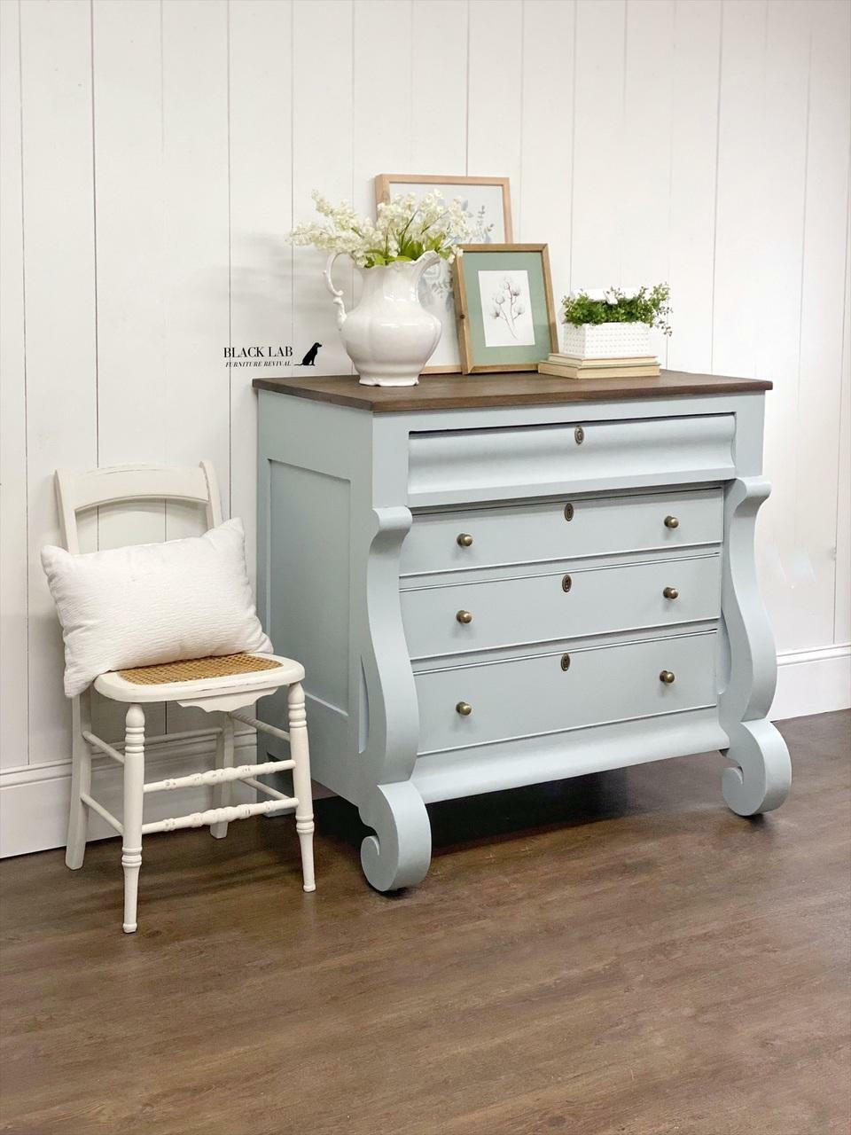 Dixie Belle Paint Savannah Mist Chalk Mineral Paint is the perfect paint for any DIY project! An end table that is painted in the light blue color, savannah mist.