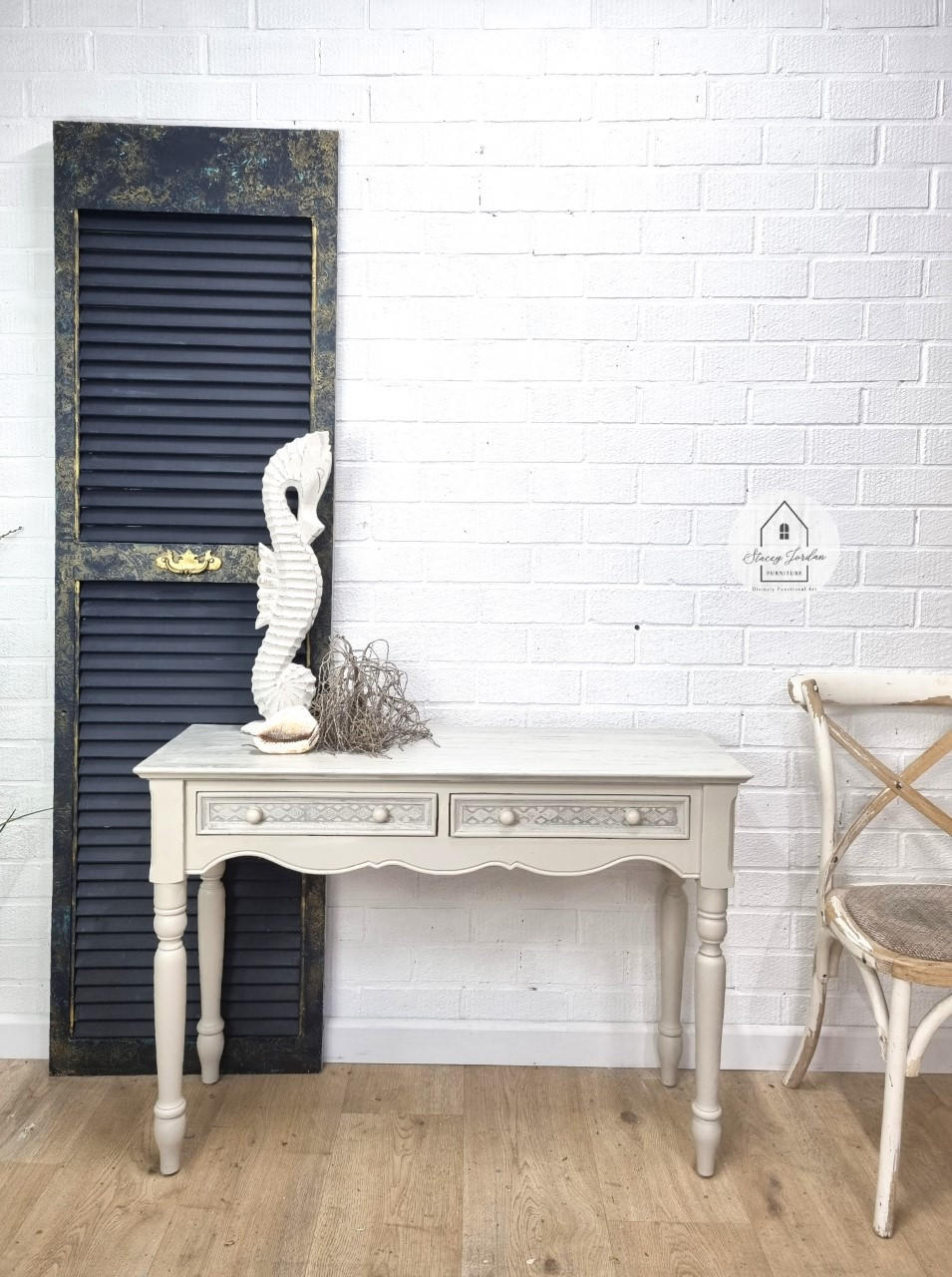 Dixie Belle Paint Sawmill Gravy Chalk Mineral Paint is the perfect paint for any DIY project! A simple desk that is painted in sawmill gravy.