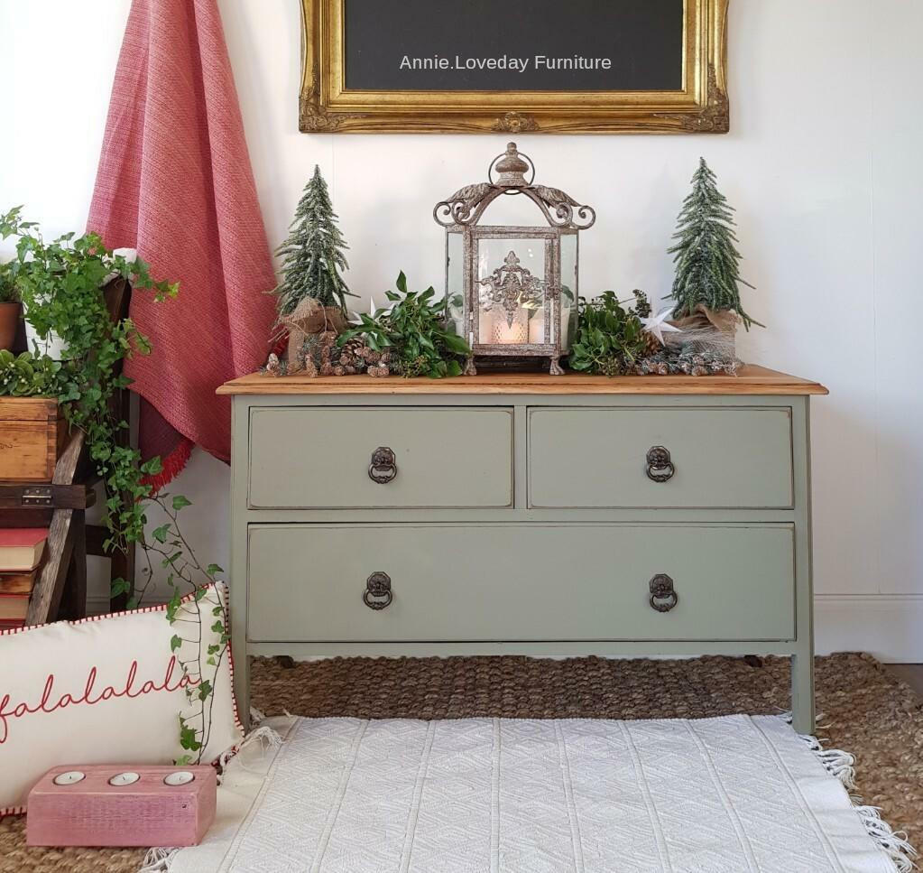Dixie Belle Paint Spanish Moss Chalk Mineral Paint is the perfect paint for any DIY project! A 3 drawer end table that is painted in spanish moss chalk mineral paint and staged with christmas decorations.